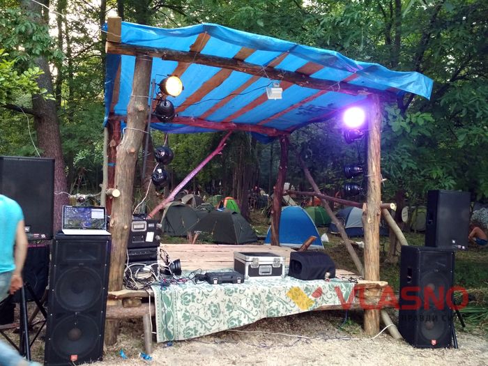 Іноземці приїхали на Вінниччину та грали на березі річки 