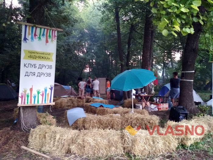 Іноземці приїхали на Вінниччину та грали на березі річки 