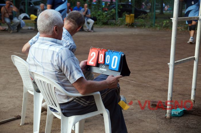  Надворі +30, гравцям — за 50: у Вінниці стартував турнір серед волейболістів-ветеранів 