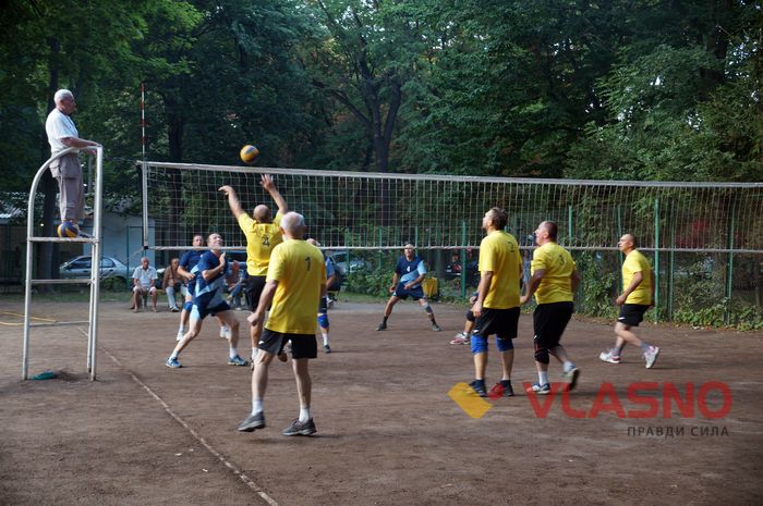 Надворі +30, гравцям — за 50: у Вінниці стартував турнір серед волейболістів-ветеранів 