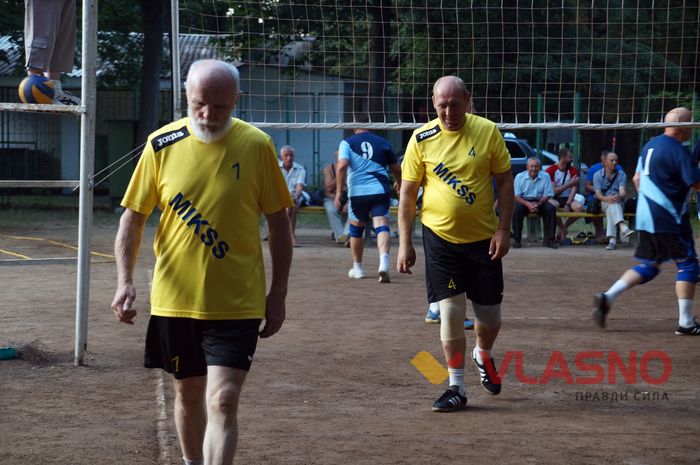  Надворі +30, гравцям — за 50: у Вінниці стартував турнір серед волейболістів-ветеранів 