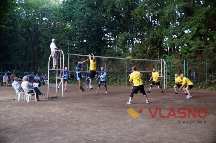  Надворі +30, гравцям — за 50: у Вінниці стартував турнір серед волейболістів-ветеранів 