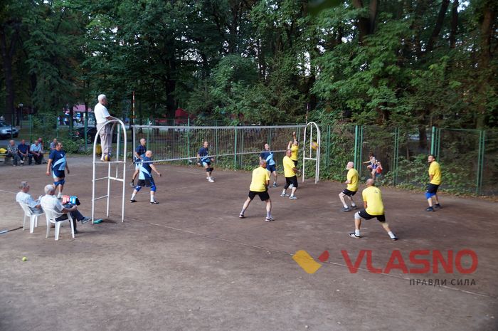 Надворі +30, гравцям — за 50: у Вінниці стартував турнір серед волейболістів-ветеранів 