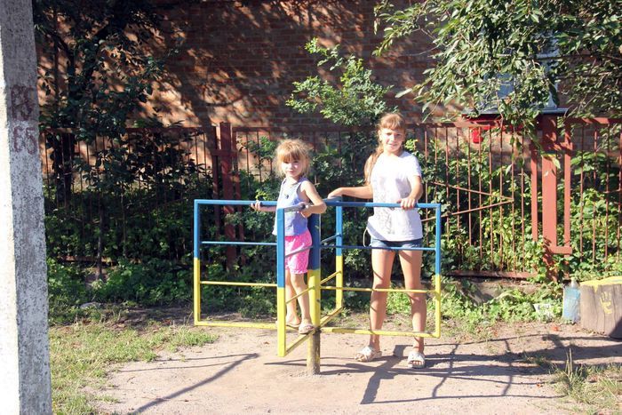 На Вінниччині чоловік збудував дитячий майданчик фото