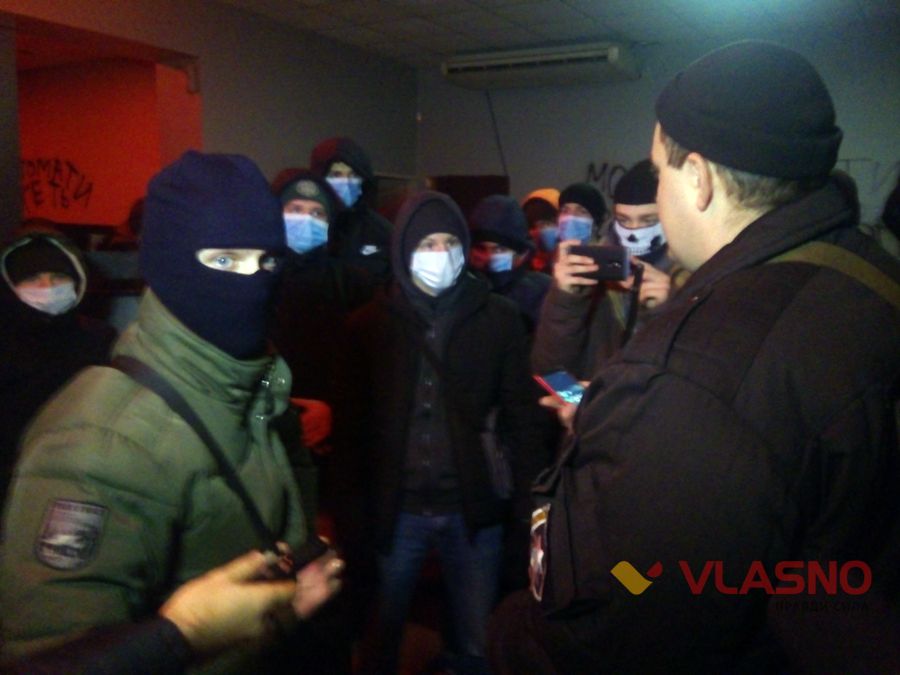 У Вінниці молодики в балаклавах розфарбували чорним підпільне казино 