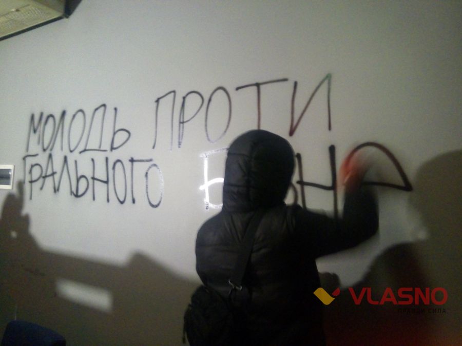 У Вінниці молодики в балаклавах розфарбували чорним підпільне казино 