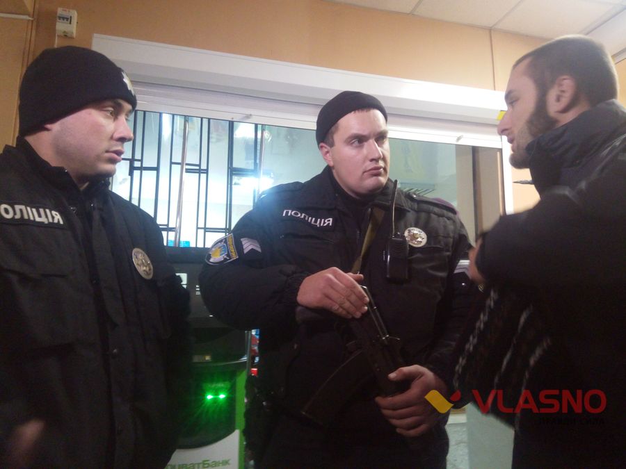 У Вінниці молодики в балаклавах розфарбували чорним підпільне казино 