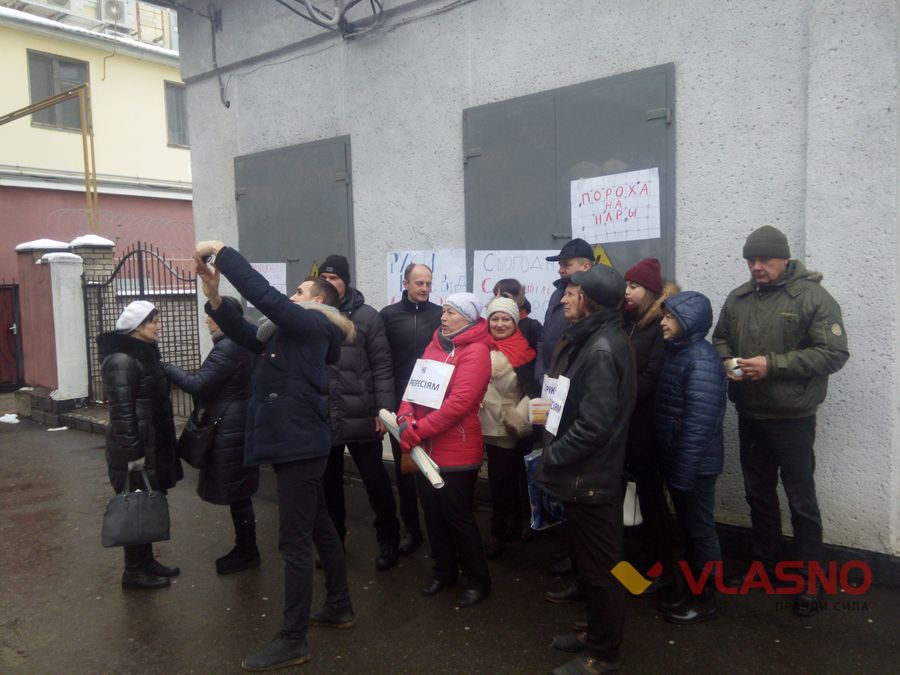 «Сьогодні Міша, а завтра - ти» - у Вінниці пікетували Управління СБУ 