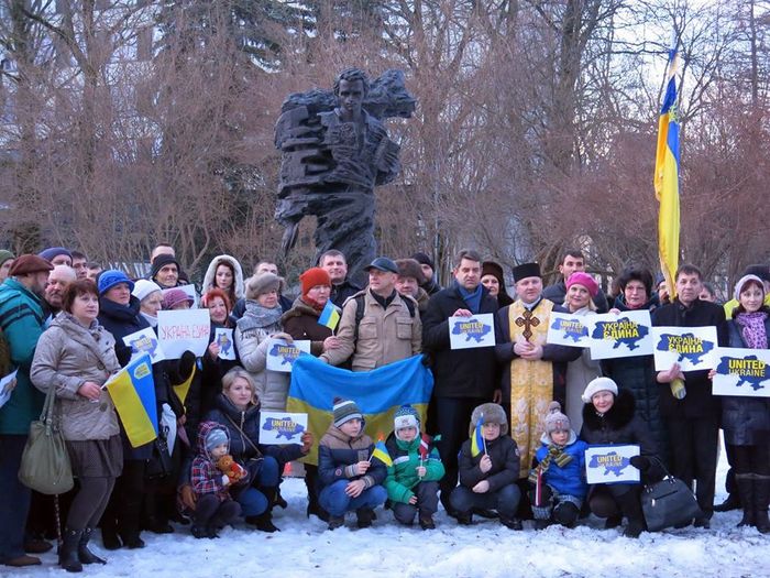 селфі на фоні пам'ятника Шевченку в Латвії фото