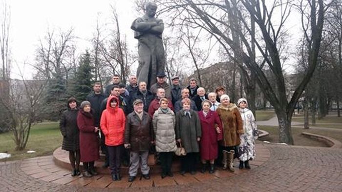 селфі на фоні пам'ятника Шевченку в Білорусі фото