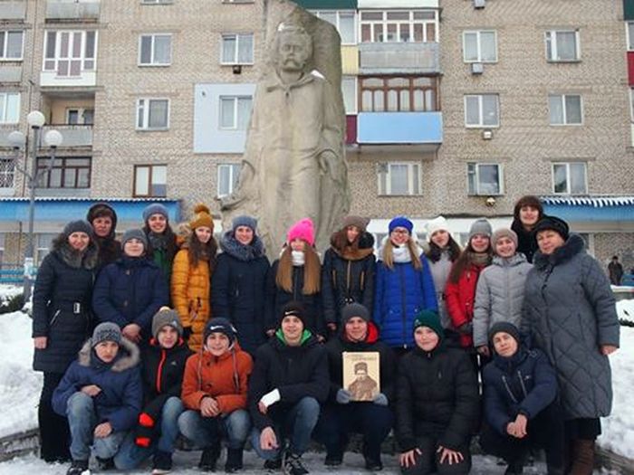 селфі на фоні пам'ятника Шевченку у Жмеринці фото