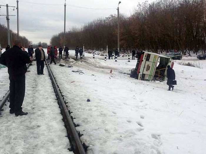 потяг зіткнувся з пасажирським автобусом у Калинівці фото