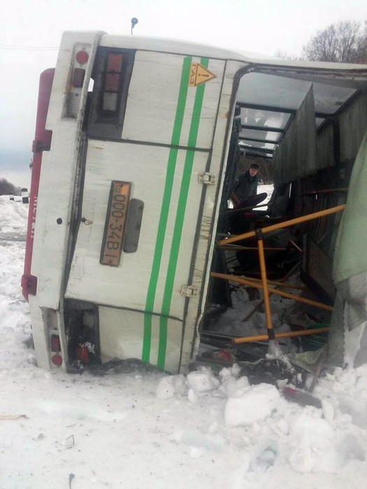 потяг зіткнувся з пасажирським автобусом у Калинівці фото