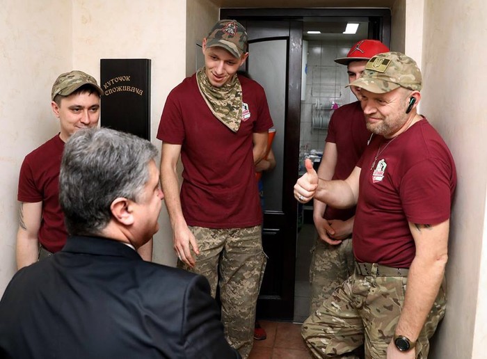 Петро Порошенко у піцерії Андрія Сарвіри фото