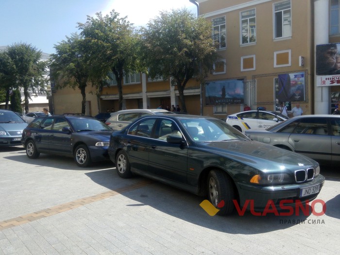 акція під Вінницькою облрадою щодо розмитнення автомобілів фото