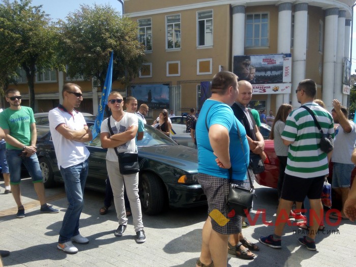 акція під Вінницькою облрадою щодо розмитнення автомобілів фото
