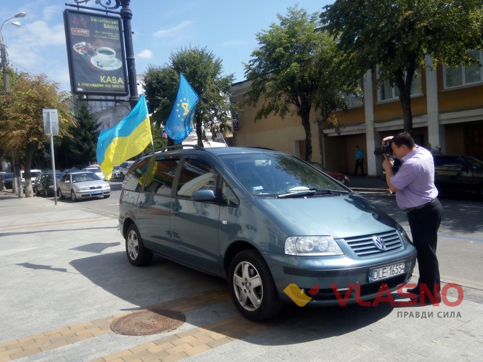 акція під Вінницькою облрадою щодо розмитнення автомобілів фото