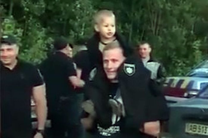 загублений у лісі хлопчик фото