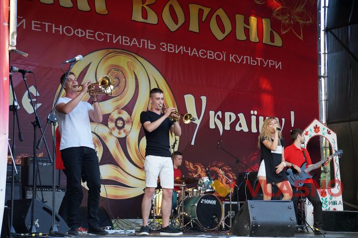 «Українська Ledy Gaga» родом із Вінниччини додала епатажу етнофестивалю у Хмільнику 