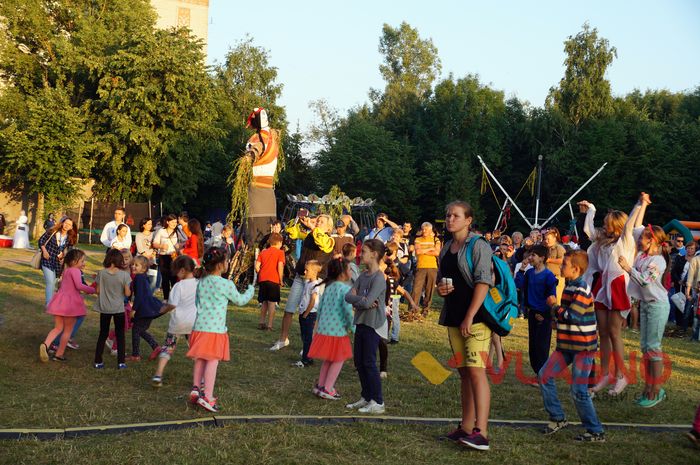 «Українська Ledy Gaga» родом із Вінниччини додала епатажу етнофестивалю у Хмільнику 