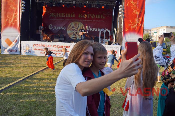 «Українська Ledy Gaga» родом із Вінниччини додала епатажу етнофестивалю у Хмільнику 