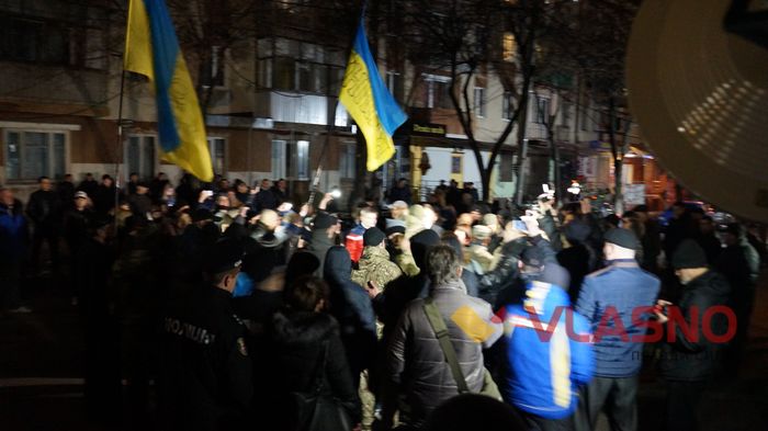 Посеред ночі вінницькі активісти пікетують Управління СБУ, знесли шини 