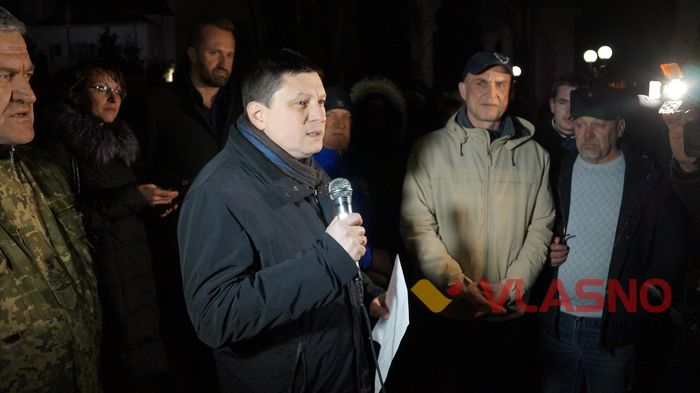 Під вінницькою СБУ горять шини (ФОТО)