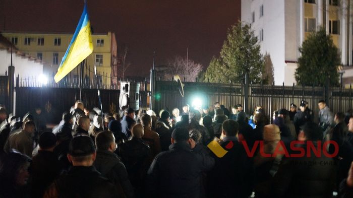 Під вінницькою СБУ горять шини (ФОТО)