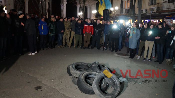Під вінницькою СБУ горять шини (ФОТО)