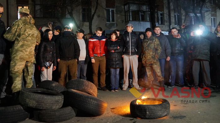 Під вінницькою СБУ горять шини (ФОТО)