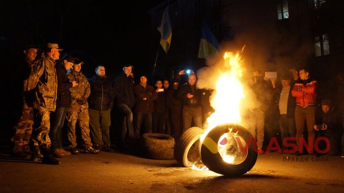 Під вінницькою СБУ горять шини (ФОТО)