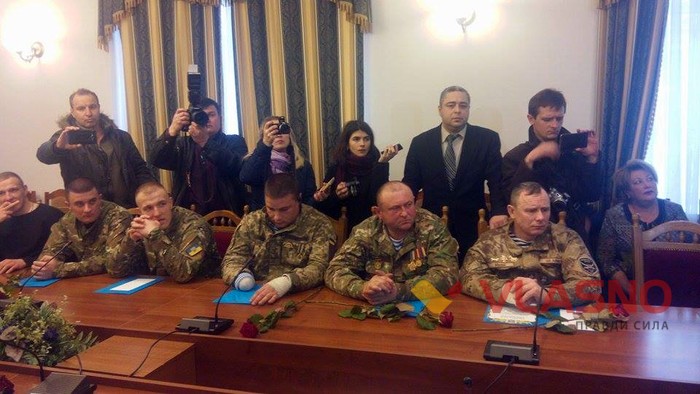 активісти зайшли до Анатолія Олійника фото