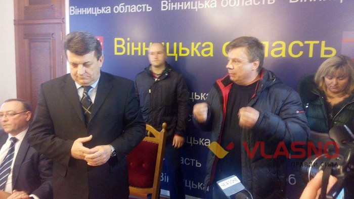 активісти зайшли до Анатолія Олійника фото