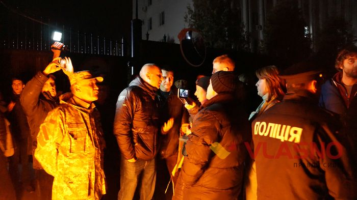 Безсонна ніч під СБУ: активісти готуються до пікету Вінницької ОДА (ФОТО) 