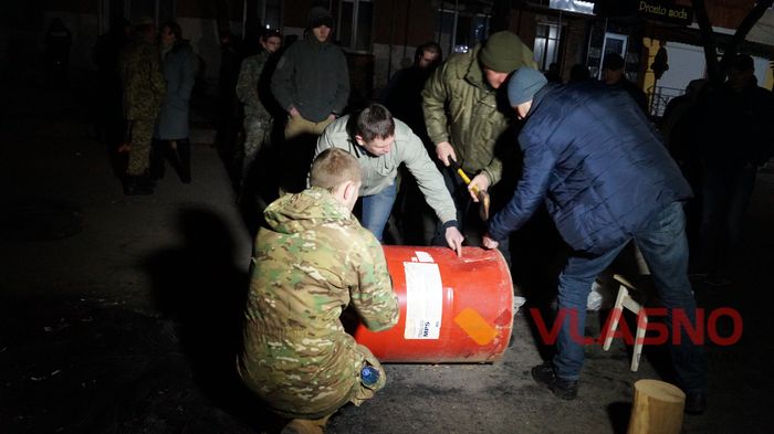 Безсонна ніч під СБУ: активісти готуються до пікету Вінницької ОДА (ФОТО) 