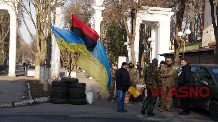 Безсонна ніч під СБУ: активісти готуються до пікету Вінницької ОДА (ФОТО) 