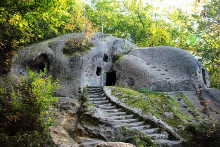 печерний монастир в селі Розгірче фото
