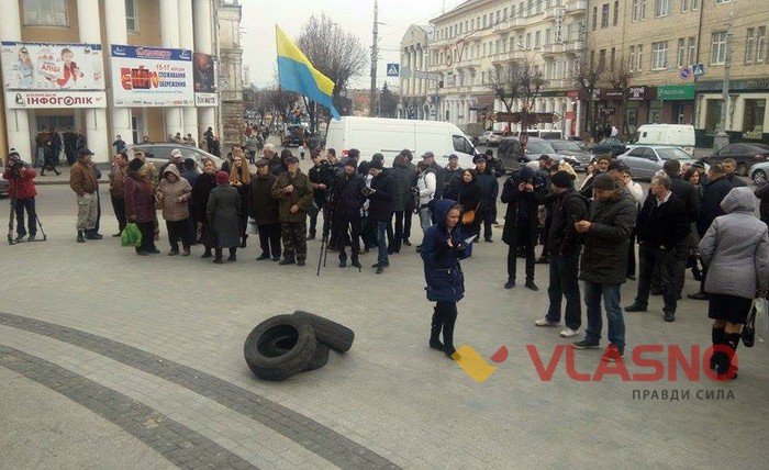 шини під Вінницькою ОДА фото