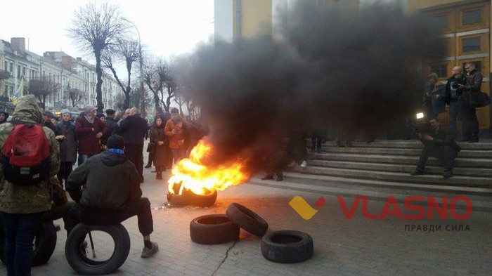 горять шини під Вінницькою ОДА фото