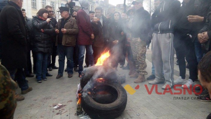 горять шини під Вінницькою ОДА фото