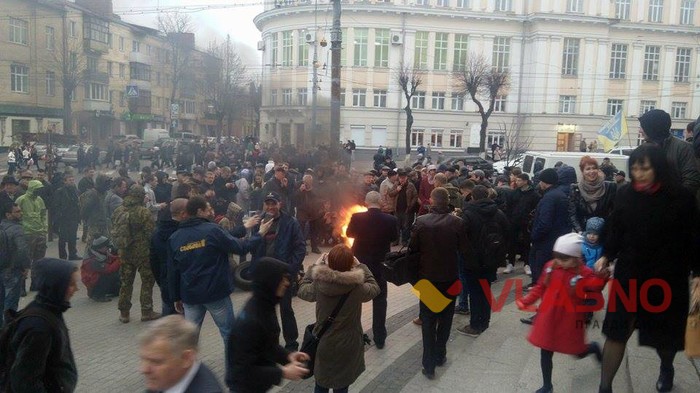 горять шини під Вінницькою ОДА фото