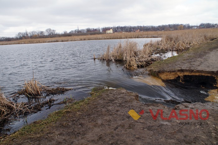 прорвало греблю біля Вишенського озера у Вінниці фото