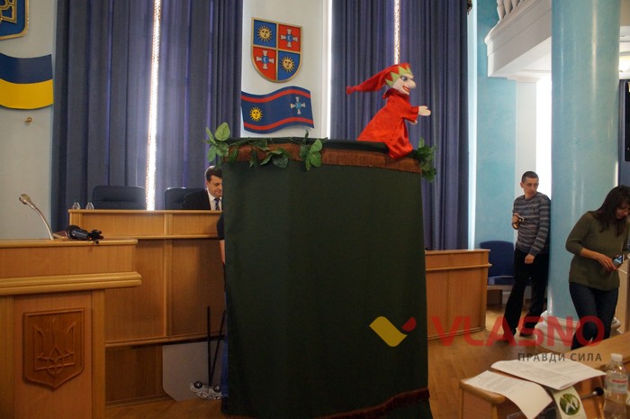 лялькова вистава на сесії Вінницької облради фото