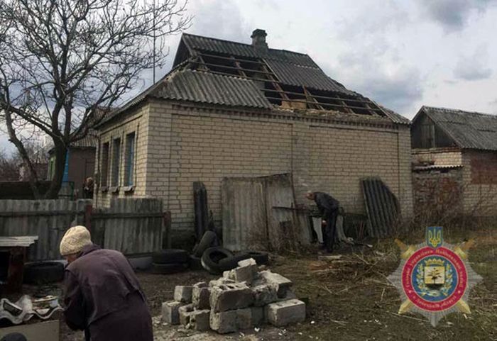 обстріляли будинки в Авдіївці фото