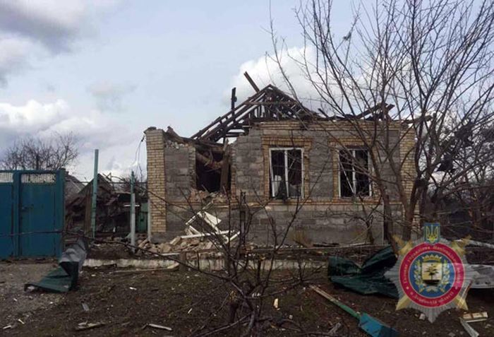обстріляли будинки в Авдіївці фото