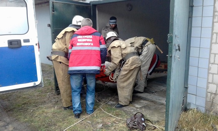 пенсіонерка впала у підвал у Ладижині фото