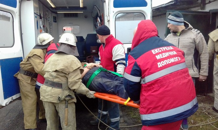 пенсіонерка впала у підвал у Ладижині фото