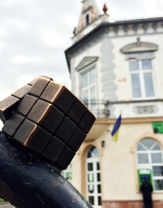 міні-скульптура кубика Рубіка фото