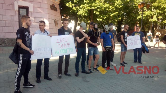 У центрі Вінниці активісти ходили у протигазах 