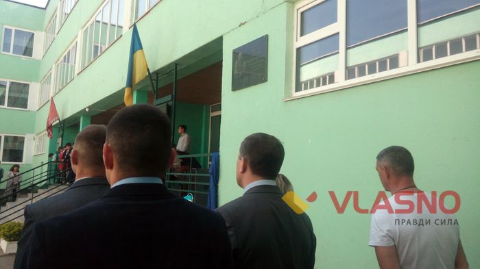Із усмішкою та букетом польових квітів загиблий вінницький альфівець навіки закарбувався на стінах рідної школи 